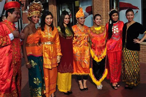what do indonesian people wear